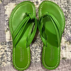 Bernardo Miami Thong Sandal Green size 9